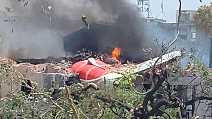 Obrazem: Let do Londýna skončil katastrofou: Air India havarovala, obětí jsou desítky