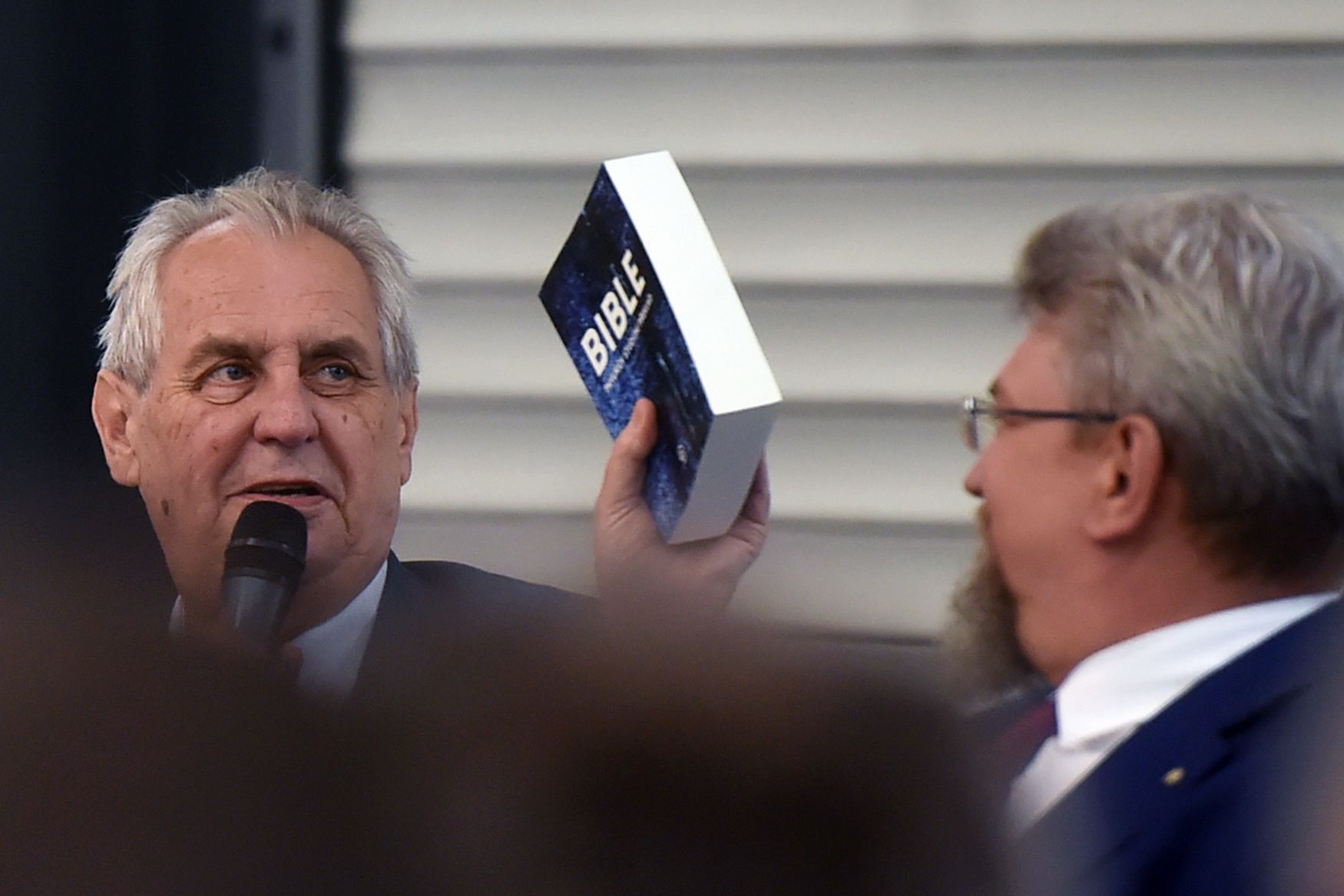 Miloš Zeman dary dárky Třinecké železárny Bible od zaměstnance