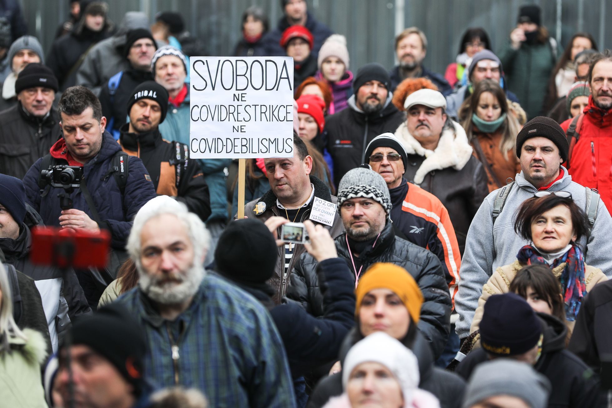 Demonstrace, protest proti povinnému očkování, Chcípl PES, koronavirus, antivax, demonstrant