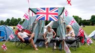 Britská tradice: stanování, čaj o páté a doufání, že letos bude aspoň jednou pršet. Ale zatím je horko jak v pekle.