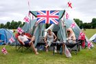 Britská tradice: stanování, čaj o páté a doufání, že letos bude aspoň jednou pršet. Ale zatím je horko jak v pekle.