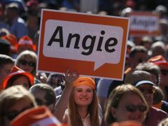 Momentka z kampaně: Příznivkyně kancléřky Angely Merkelové na mítinku s "Angie" v Trieru poblíž francouzsko-lucemburské hranice.