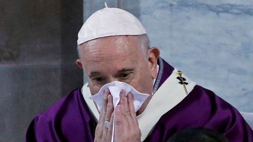 Papež František sloužil mši na popeleční středu nachlazený.