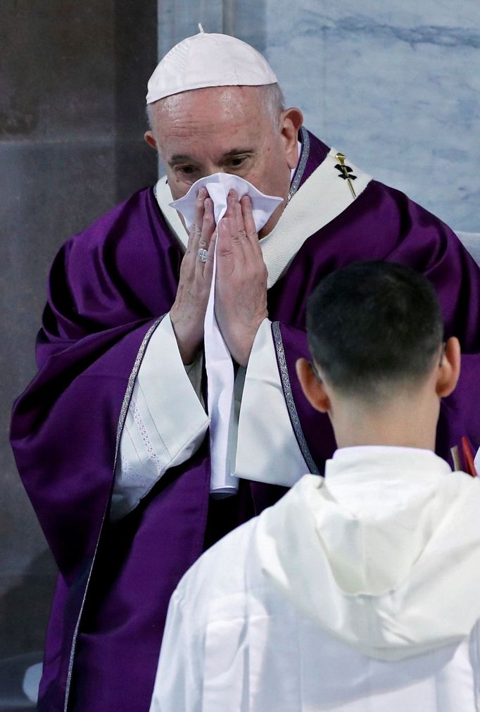 Papež František sloužil mši na popeleční středu nachlazený.