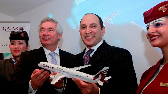 Obchodní ředitel Airbusu John Leahy pózuje s Akbarem Al Bakerem, výkonným ředitelem Quatar Airlines.