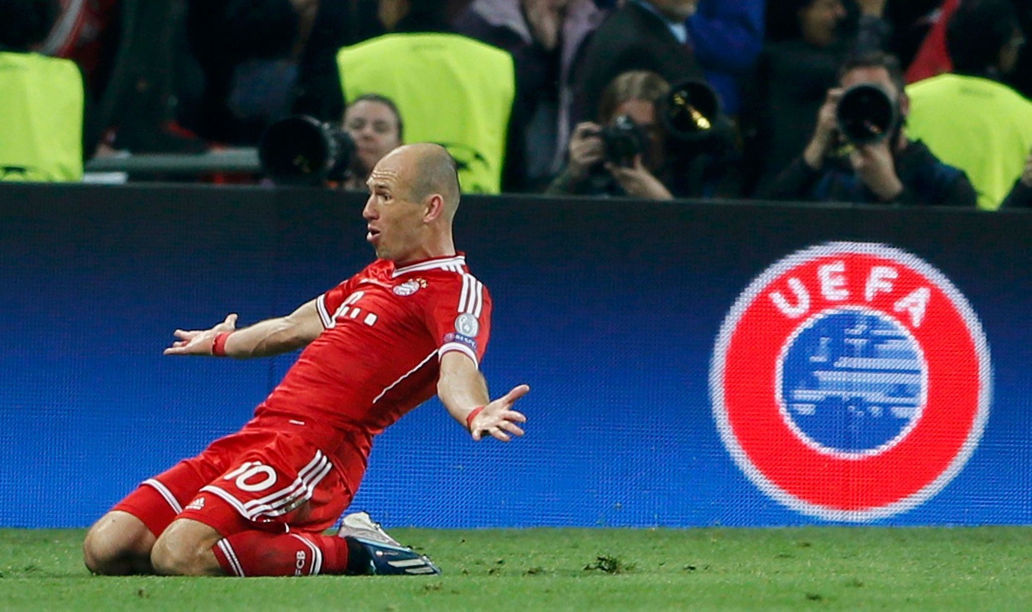 Fotbal, Liga mistrů, Bayern - Dortmund: Arjen Robben slaví gól na 2:1