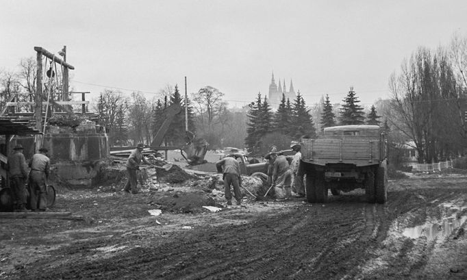 Archivní fotografie z éry 50. a 60. let 20. století, kdy na Letné v Praze vznikl a později zanikl nechvalně proslulý Stalinův památník.