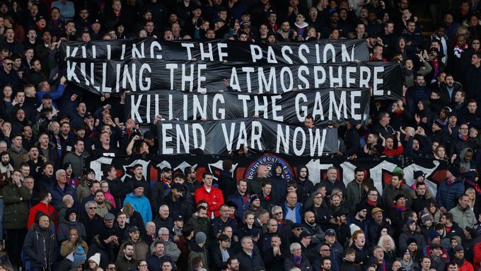 Zabíjí naši vášeň, atmosféru i samotnou hru. Pryč s VARem, hlásali fanoušci Crystal Palace v zápase s Arsenalem.