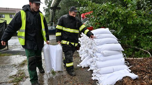 Hasiči se v brněnských Obřanech připravují na hrozící povodně.