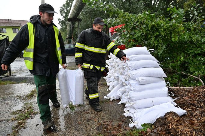 Hasiči se v brněnských Obřanech připravují na hrozící povodně.