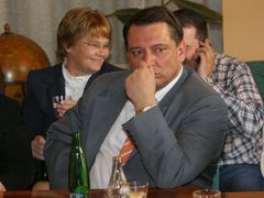 Takto prožíval poslení volby v Lidovém domě šéf ČSSD