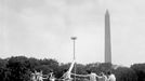 Tanečníci kolem májky před Washingtonovým monumentem, 1. května 1925, Washington, D.C., USA.