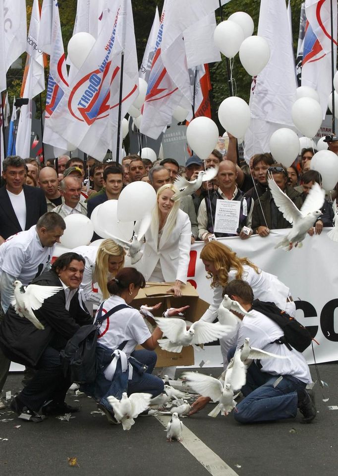 Opoziční aktivisté a jejich příznivci vypouštějí holuby během protiputinovské demonstrace v Moskvě