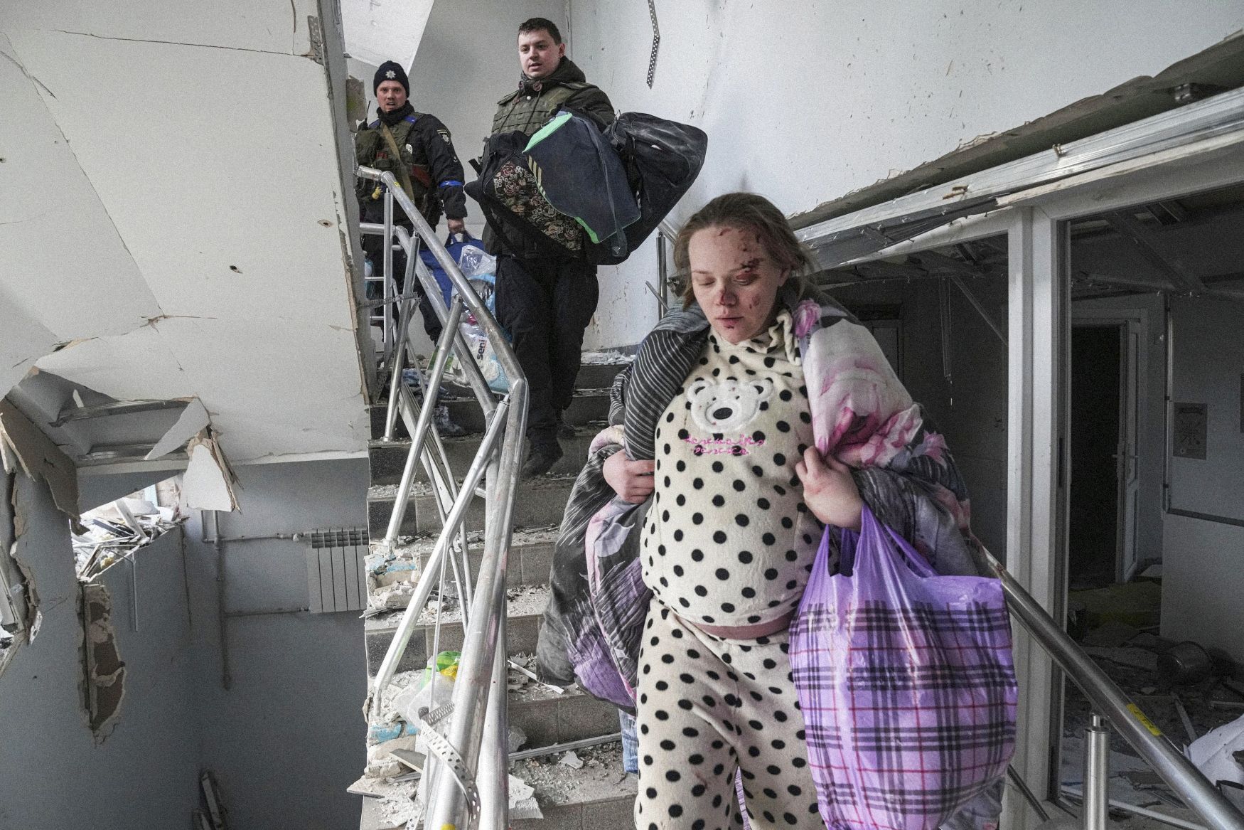 Foto / 9. 3. 2022 / Mariupol / Vybombardovaná porodnice, Mariupol / Zranění / Těhotná žena /