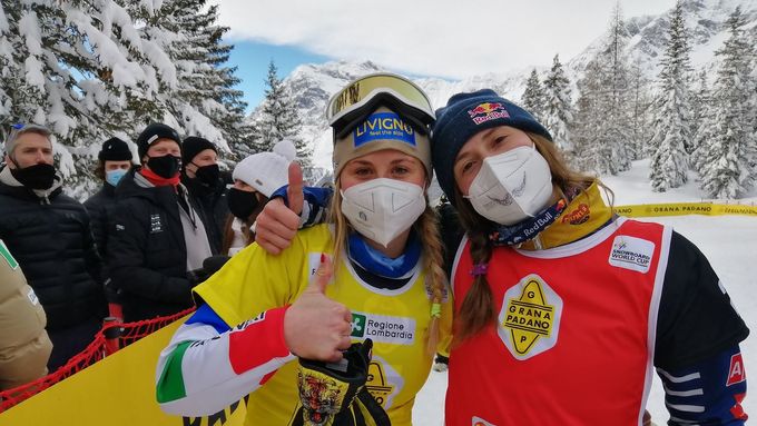 Eva Samková s vítězkou závodu Michaelou Moioliovou