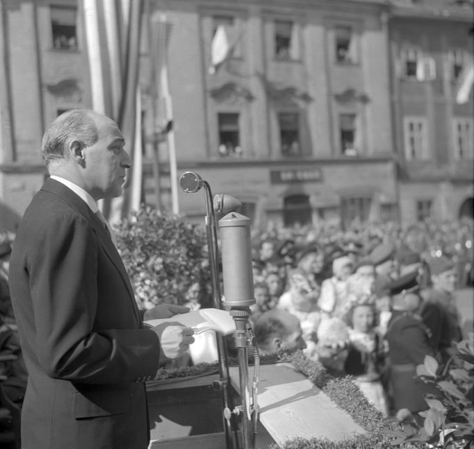 Americký velvyslanec v ČSR Laurence Steinhardt při projevu během oslavy 2.výročí osvobození města Chebu. 26. 4. 1947.