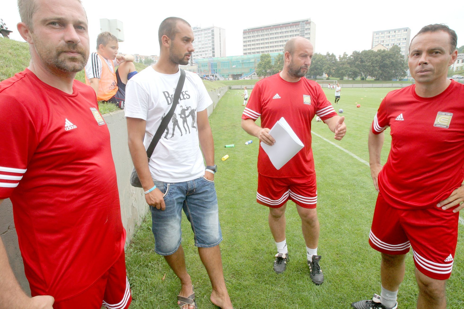 Kluci se učí hrát fotbal