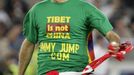 "Tibet není Čína" vzkázal "narušitel trávníků" Jimmy Jump fotbalovým fanouškům.