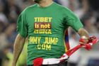 "Tibet není Čína" vzkázal "narušitel trávníků" Jimmy Jump fotbalovým fanouškům.
