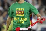 "Tibet není Čína" vzkázal "narušitel trávníků" Jimmy Jump fotbalovým fanouškům.