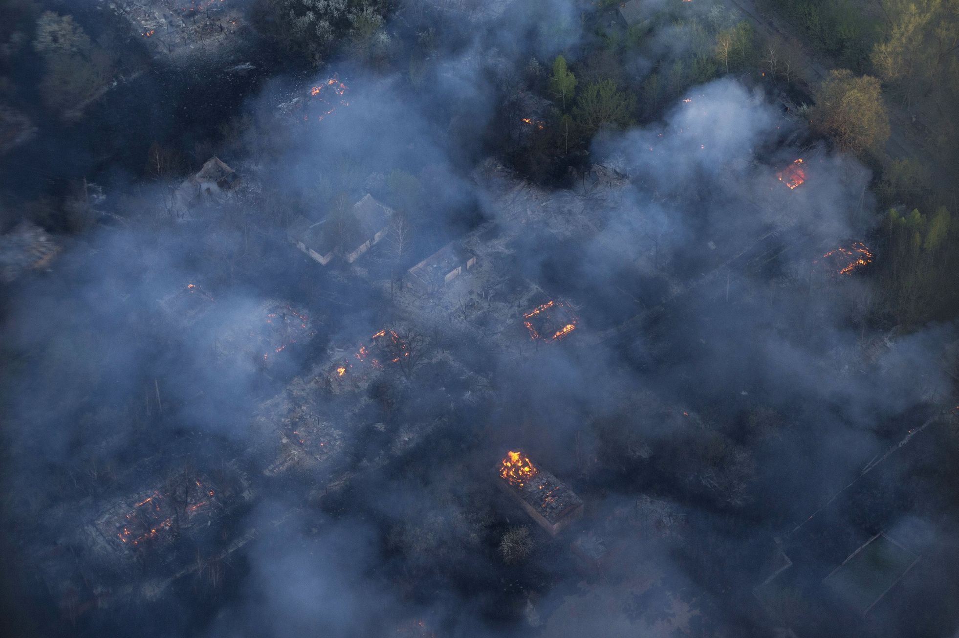 Pohled na požár na severu Ukrajiny z helikoptéry.