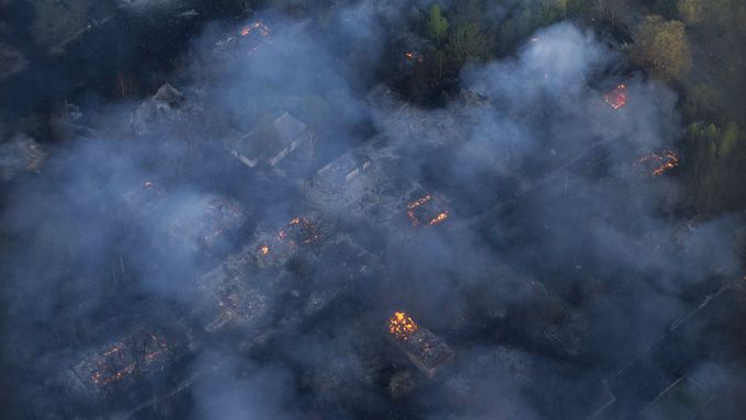 Pohled na požár na severu Ukrajiny z helikoptéry.