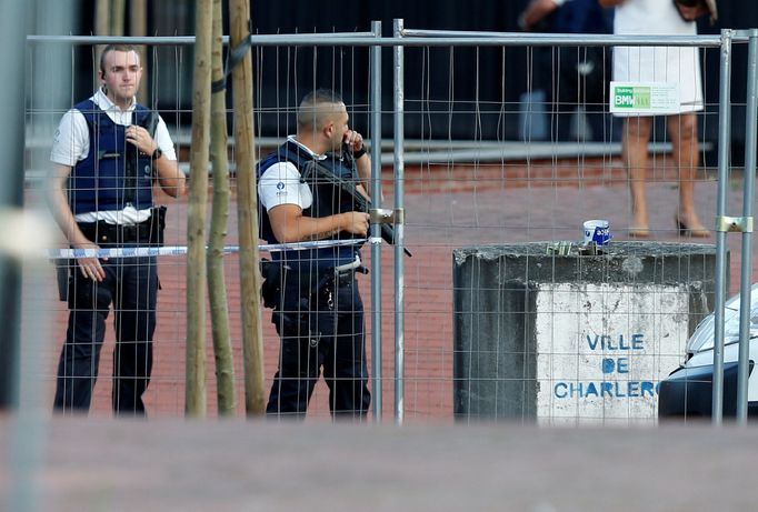 Belgičtí policisté po mačetovém útoku v Charleroi.