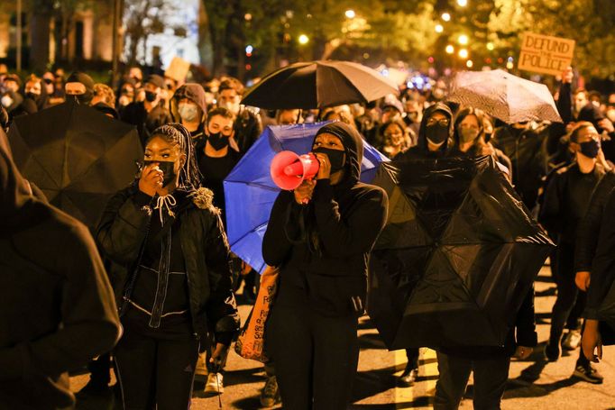 Po smrti 20letého Dauntea Wrighta protestují stovky lidí v americkém Minneapolisu proti policejnímu násilí.