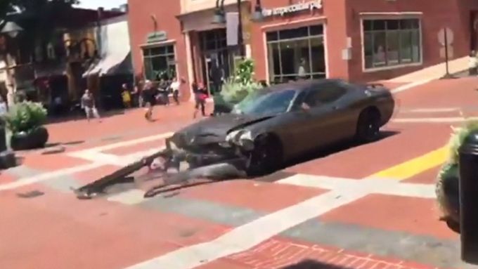 Svědek natočil moment, kdy do davu lidí v Charlottesville najelo auto