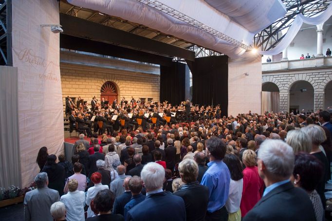 Koncert České filharmonie s dirigentem Semjonem Byčkovem zahájil 59. ročník Smetanovy Litomyšle. Nedbalovu skladbu na počest Jiřího Bělohlávka vyslechli diváci ve stoje.