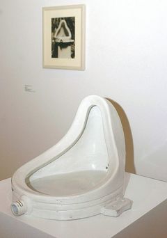 Proslulý pisoár, který v roce 1917 pod názvem "Fontána" vystavil francouzský dadaista Marcel Duchamp v jedné newyorské galerii.