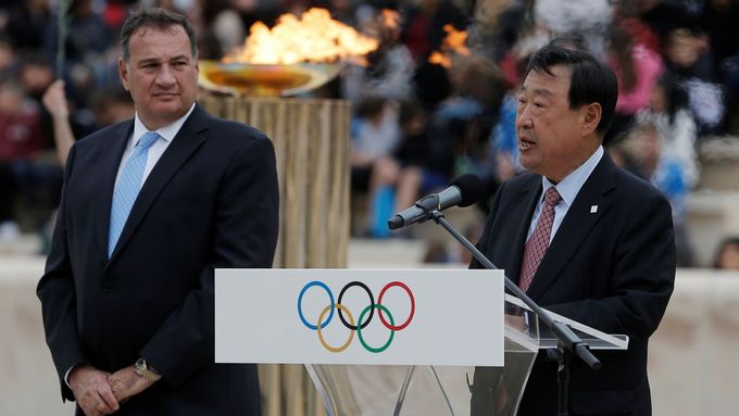 Ceremoniál k předávání olympijského ohně Jižní Koreji.