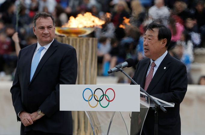 Ceremoniál k předávání olympijského ohně Jižní Koreji.