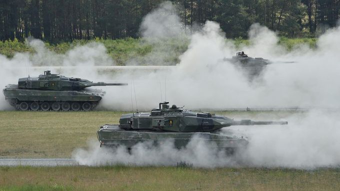Švédské tanky Stridsvagn 122 během mezinárodní soutěže tankových čet Strong Europe Tank Challenge v červnu 2018.