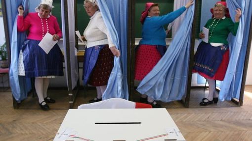 Volby v podaní žen z obce Veresegyhaza, ležící 30 kilometrů východně od Budapešti.