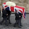 Fotogalerie: Pohřeb Margaret Thatcherové / vynášení rakve na cestu do St. Paul