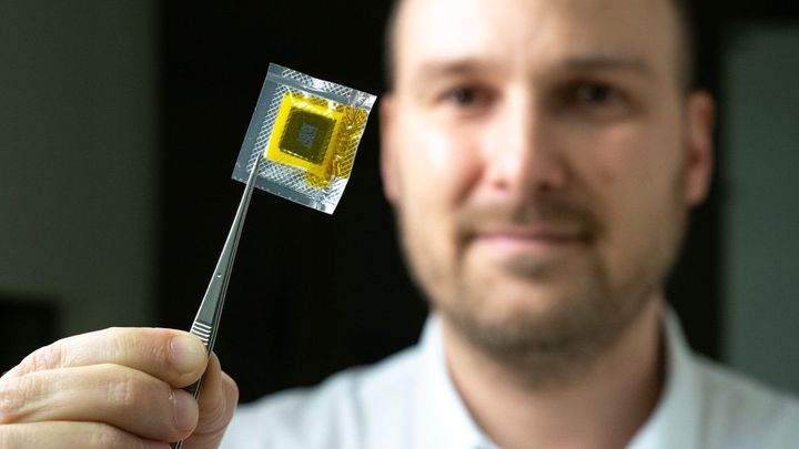 Je levná, nehoří a nevybuchuje. Čeští vědci přišli s novou technologií výroby baterií; Zdroj foto: Akademie věd ČR