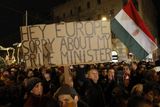 Demonstrující dávali jasně najevo, co si o nové ústavě myslí. "Evropo, omlouvámse se za premiéra," vzkazovali na Západ, který Orbánovy praktiky kritizuje.