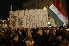 Orbán žene Maďarsko do izolace, forint historicky padá