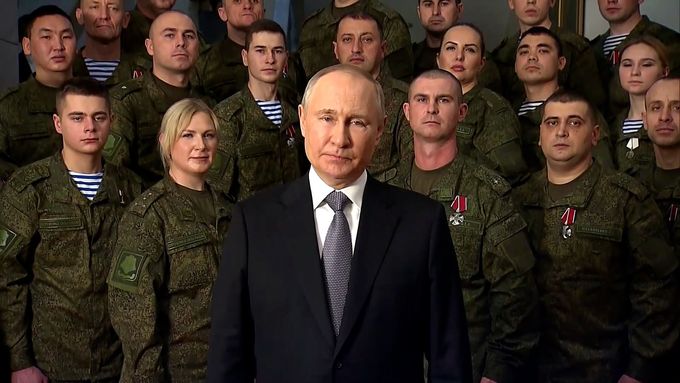 "Tento rok jasně oddělil odvahu a hrdinství od zrady a zbabělosti," pronesl Vladimir Putin ve svém silvestrovském projevu.