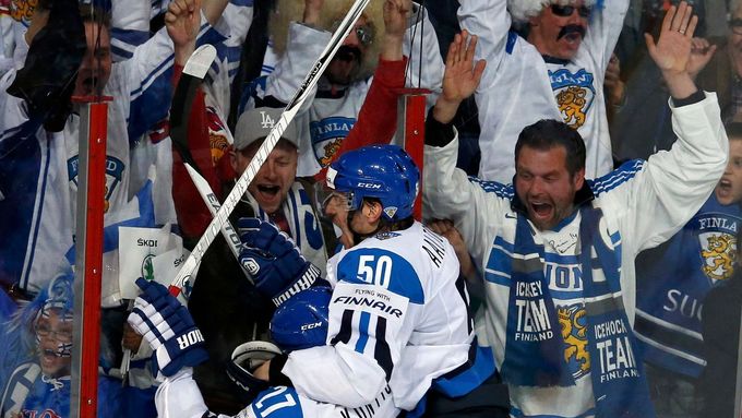 Finští hokejisté se radují z výhry 4:3 v prodloužení nad Německem. Přitom minutu a půl před koncem třetí třetiny prohrávali 2:3.