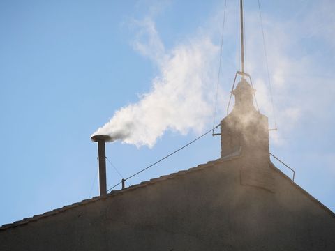 Habemus papam! Z komína stoupá bílý kouř, kardinálové zvolili nového papeže