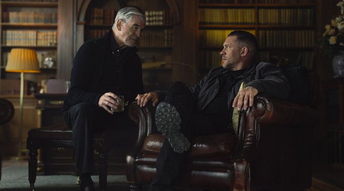 Pierce Brosnan v roli mafiána Conrada Harrigana a Tom Hardy jako Harry Da Souza v seriálu Země gangů.