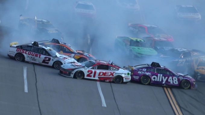 Hromadná havárie při závodě NASCAR na Talladega Superspeedway, po které následoval těsný fotofiniš.