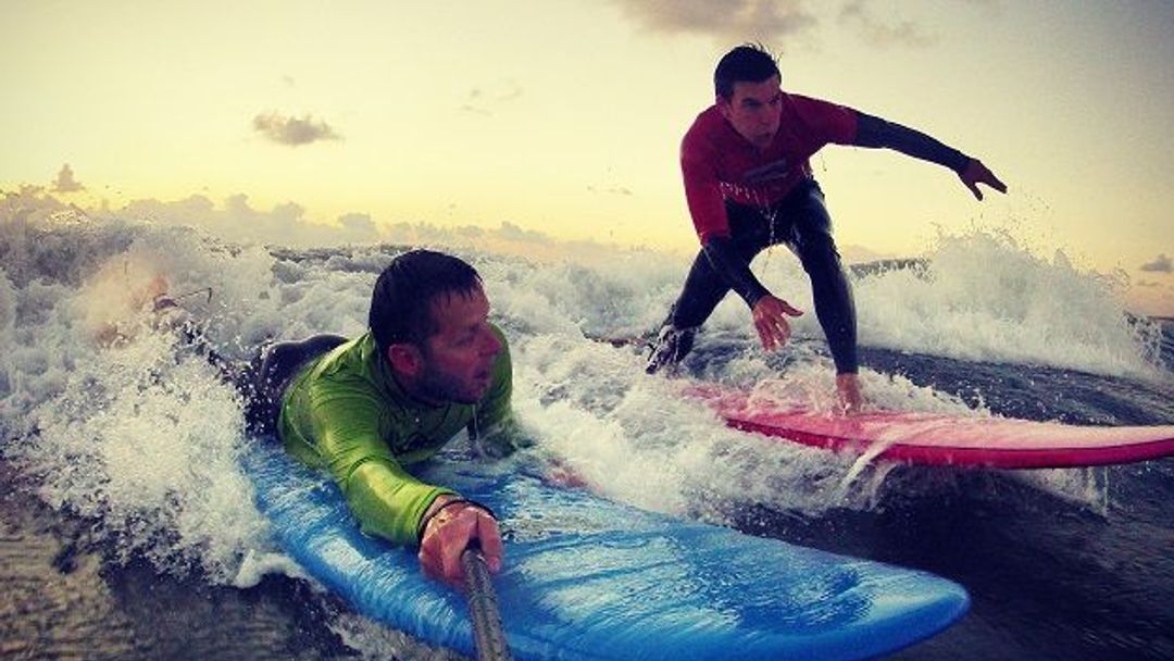 Takhle tráví kluci zimu: S longboardem za surfem