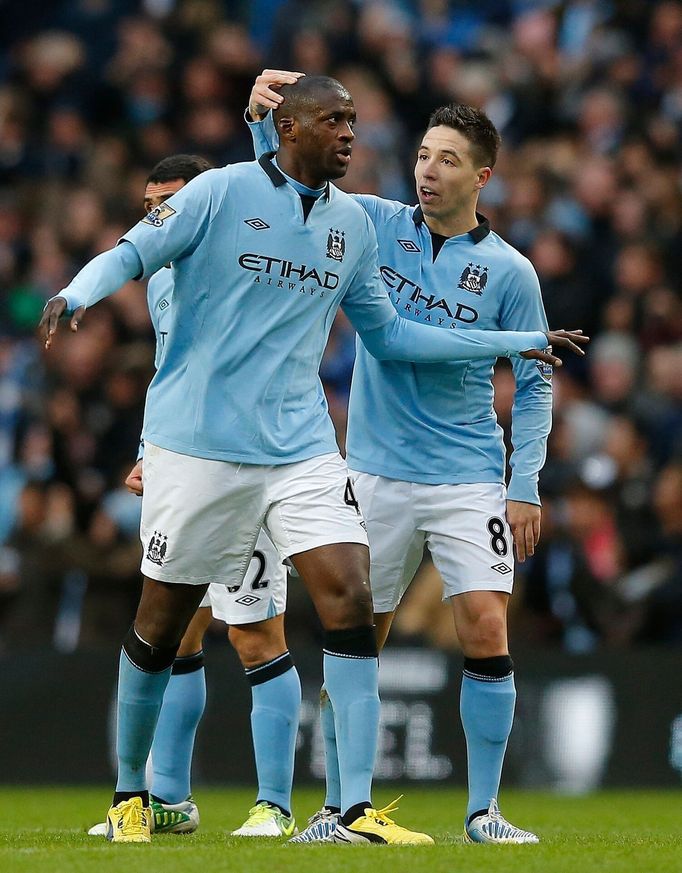 Radost si samozřejmě užil také Yaya Touré (vlevo), kterému gratuluje Samir Nasri.