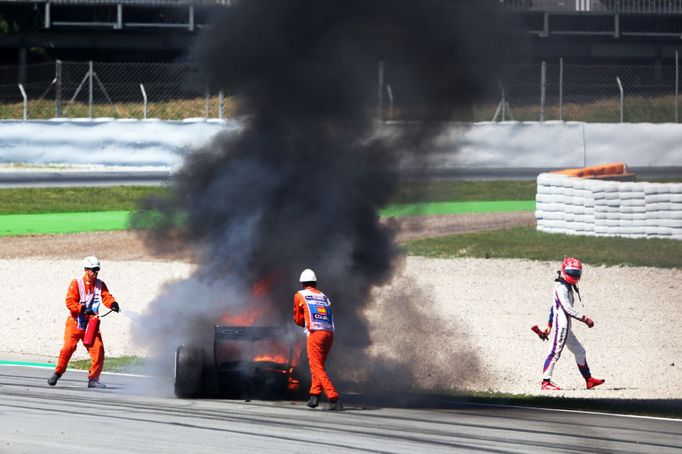 Hořící monopost Nobuharu Macušity v závodě F2 v Barceloně