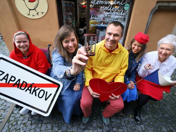 Komunitní osvětové společenství Cheb. Své nálepky jako "pravdoláskaři" či "Rychlé šípy z Chebu" berou statečně a hrdě se k nim hlásí.