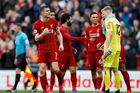 Premier League 2019/20, Liverpool - Bournemouth: Domácí James Milner se spoluhráči oslavují výhru 2:1