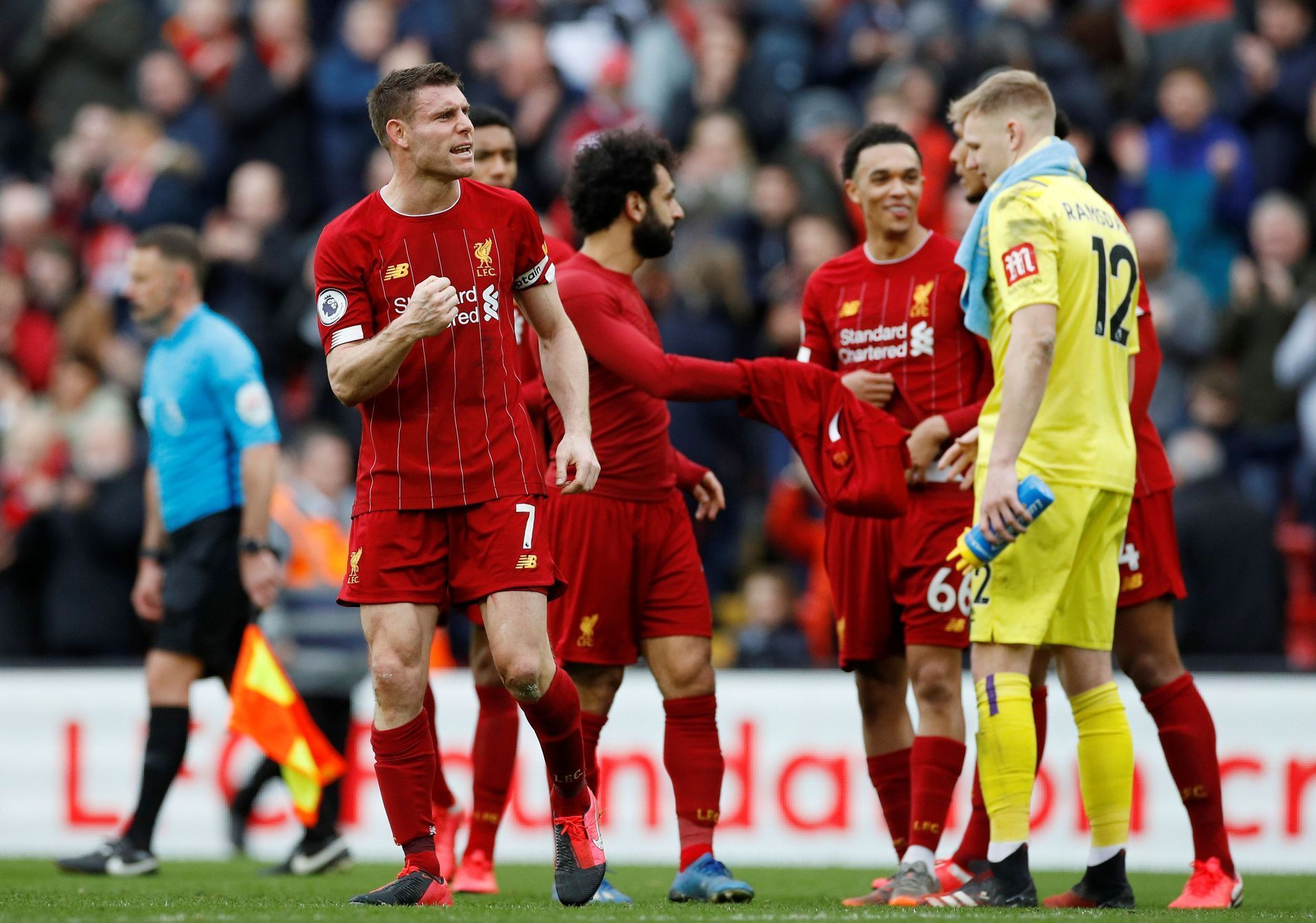Premier League 2019/20, Liverpool - Bournemouth: Domácí James Milner se spoluhráči oslavují výhru 2:1
